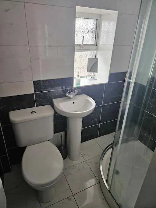 Spacious 3-Bedroom Apartment In Vibrant Dublin 8 0*,  아일랜드