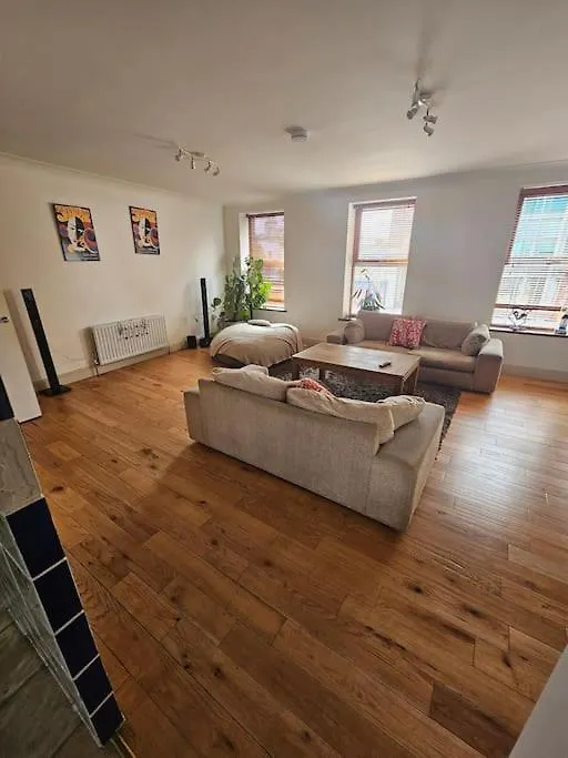 Spacious 3-Bedroom Apartment In Vibrant Dublin 8 아일랜드